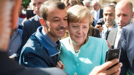 Μηνύει την Μέρκελ το AfD για το συνεχιζόμενο άνοιγμα των συνόρων: «Θα σας ταράξουμε στη νομιμότητα» (βίντεο)